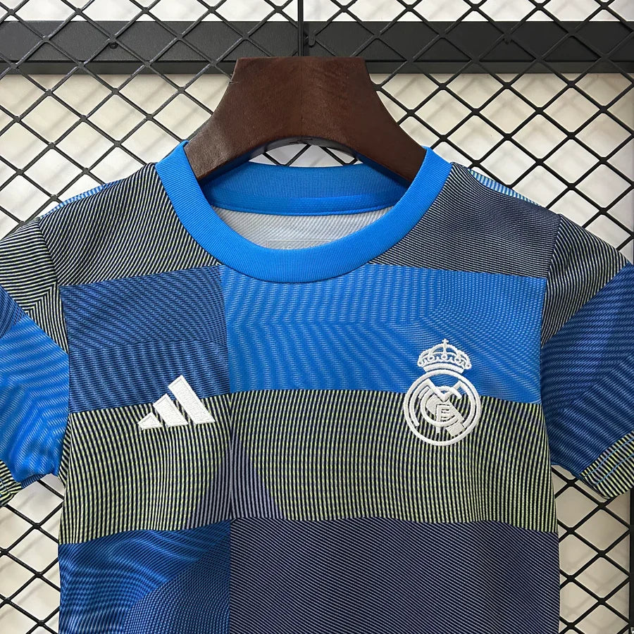 Kit ensemble football Real Madrid training 2025/26
